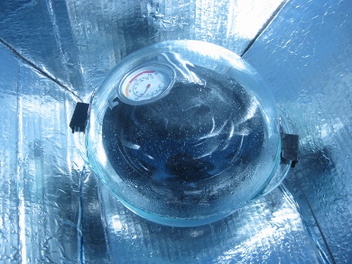 The cooking pot and thermometer inside the pyrex containers in
      used with the Modified CooKit while cooking this recipe in winter.